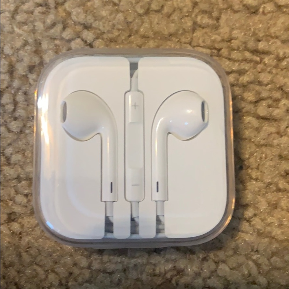 2 NEW SETS of Regular Apple Earpods